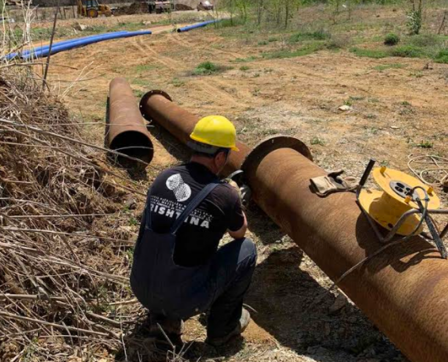 Nis rregullimi i gypit që la pa ujë disa fshatra në Prishtinë, qytetarët e dëmtuan duke hedhur materiale inerte