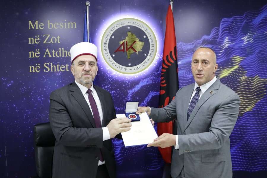 Haradinaj shtron iftar për përfaqësuesit e BIK-ut, myftiun Tërnava e nderon me medalje