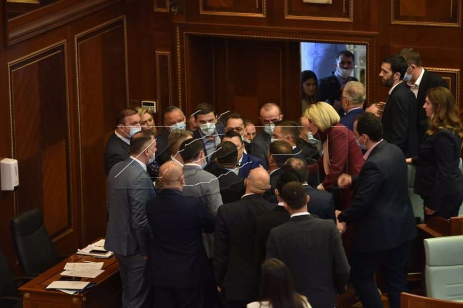 Beqa i PDK-së dhe Muzaqi i LVV-së, fytafyt në Kuvend (Foto)