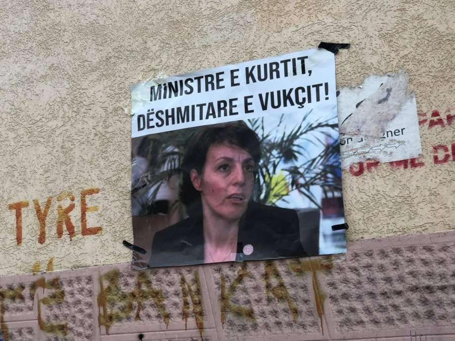 “Ministre e Kurtit, dëshmitare e Vukçit!”, vendosen posterë kundër Donika Gërvallës