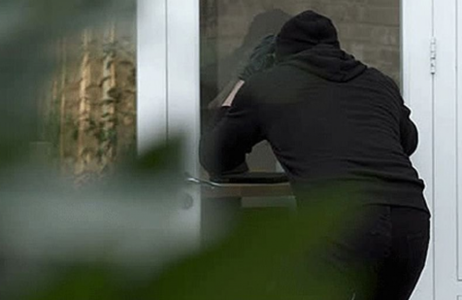 Rahovecianit ia vjedhin veturën në oborr