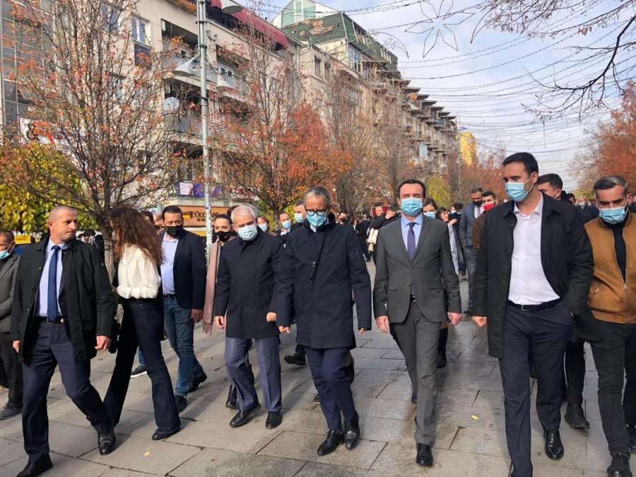 Kurti e Konjufca bashkë me ministrat në përkrahje të Arben Vitisë