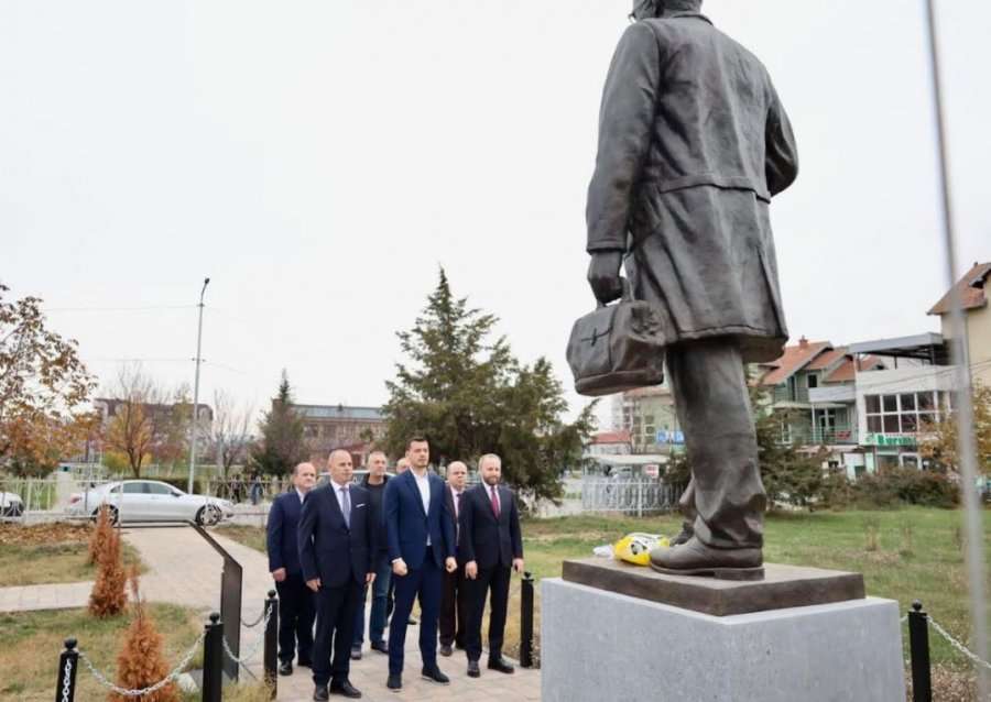 Lladrovci bashkë me djalin e Thaçit nderojnë heronjtë në sheshin “Fehmi Lladrovci”