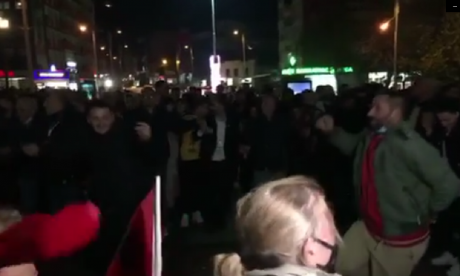 Këngë e valle në Gjilan pas fitores së Alban Hysenit