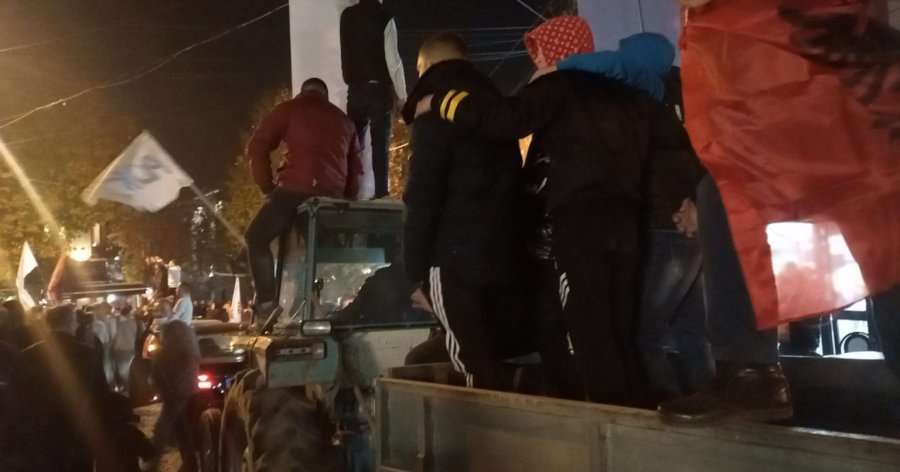Simpatizuesit e PDK-së marshojnë në Prizren për festë