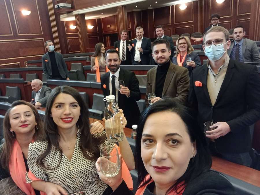 Deputetët e Vetëvendosjes marrin ujë ujësjellësi në seancë: Nuk do të blihet si më parë
