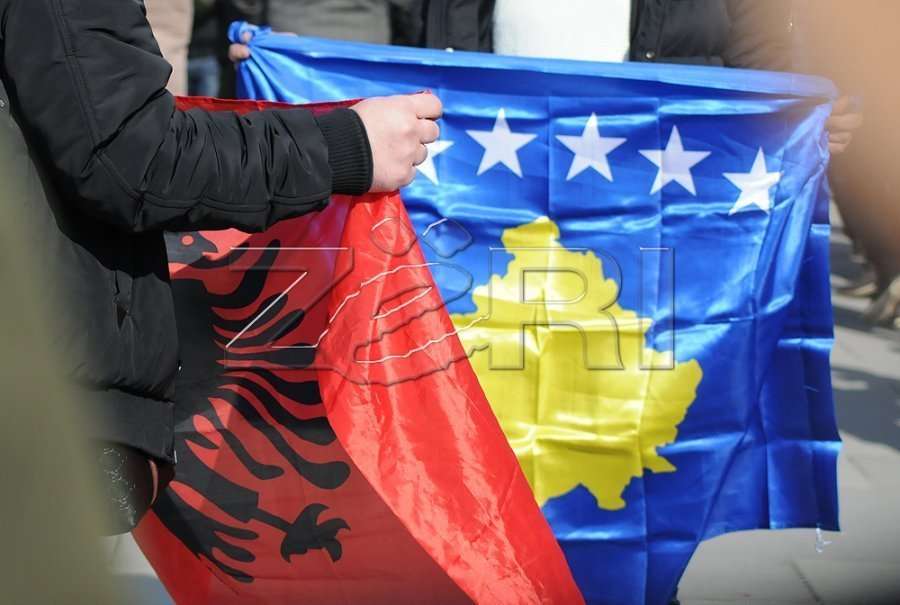 Barometri: 80% e qytetarëve në Shqipëri, pro bashkimit me Kosovën