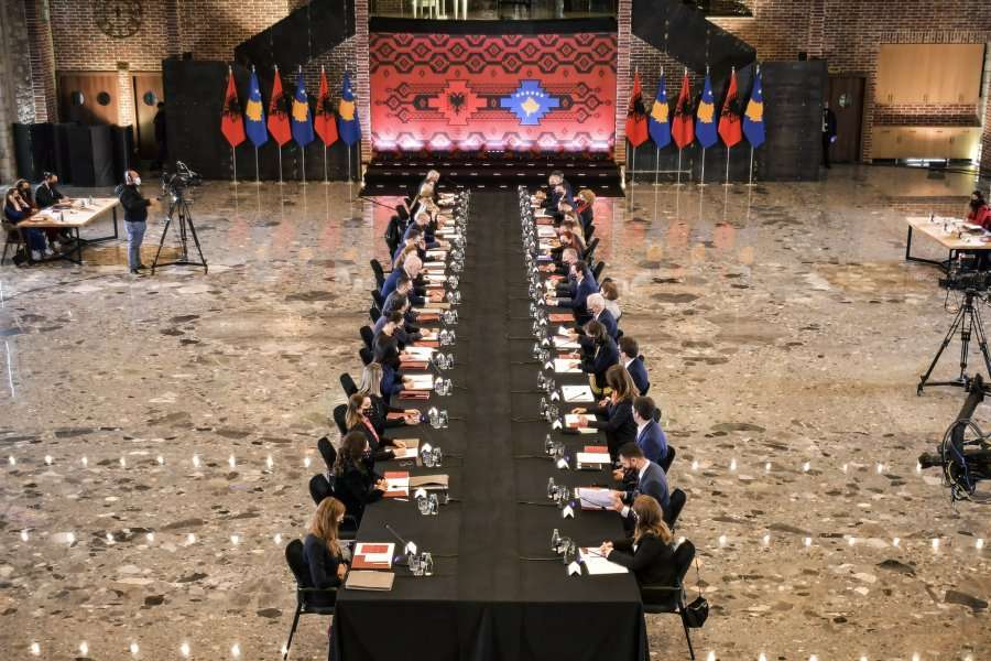 Kosova e Shqipëria nënshkruan dy marrëveshje ekonomike në mbledhjen e sotme