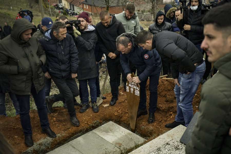 Varrosen dy nxënësit që u vranë në Gllogjan