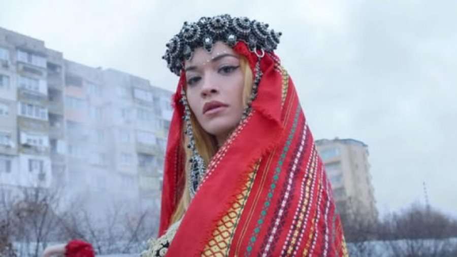Me veshje kombëtare dhe plis në kokë, Rita Ora bëri urimin e veçantë për festën e 28 Nëntorit