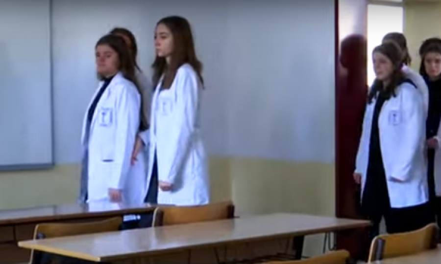 Nxënësit shpërthejnë në lot kur kthehen në klasë pa shoqen e shokun që u vranë në Gllogjan