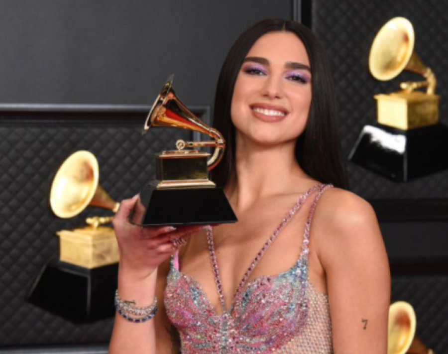 Dua Lipa thyen rekordin e radhës, shpallet artistja e parë femër që ka pesë këngë me mbi 1 miliard klikime në “Spotify