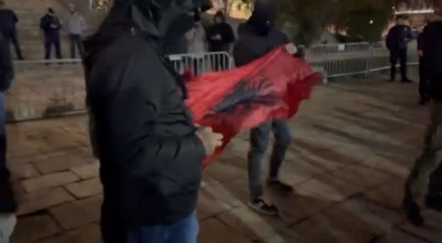 Serbët mblidhen në Beograd, thirrje në kor “vritni, vritni shqiptarët” [video]