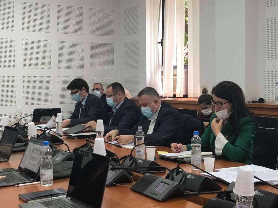 Ish-ministrja ankohet se ka persona që paguhen pa shkuar në punë, drejtori i Thesarit s’përfshihet