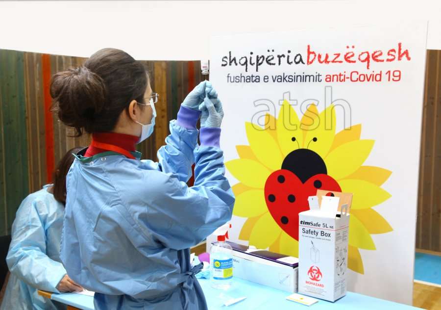 Shqipëria e bën të detyrueshëm vaksinimin për administratën publike
