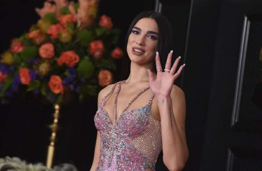 Dua Lipa shfaq me krenari veshjen nga stilistja shqiptare