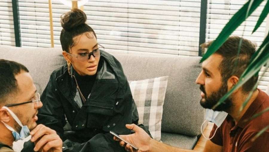 Dafina Zeqiri fillon nënshkrimin e CD-ve të para të albumit “Dafinë Moj”