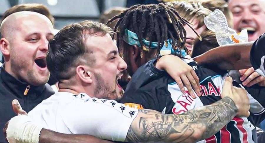 Foto e tifozit të ngjashëm me Shaqirin bëhet virale, ylli i Newcastle bën një postim epik në llogarinë e tij