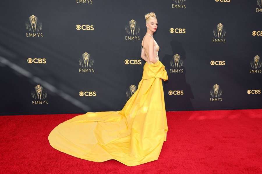 Mes magjepsjes dhe thjeshtësisë, si u veshën yjet në tapetin e kuq të Emmy Awards?