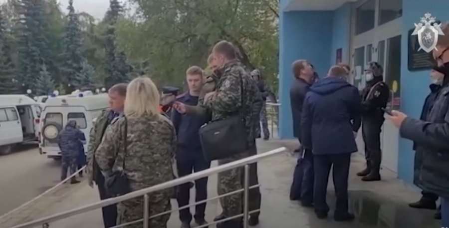Hetuesit rusë publikojnë pamje të vendit ku ndodhën të shtënat (Video)
