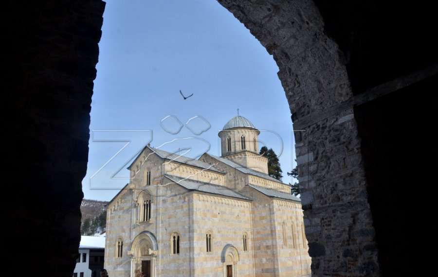 Historianët e Deçanit i kërkojnë Komunës të mos e zbatojë vendimin e Kushtetueses për Manastirin e Deçanit