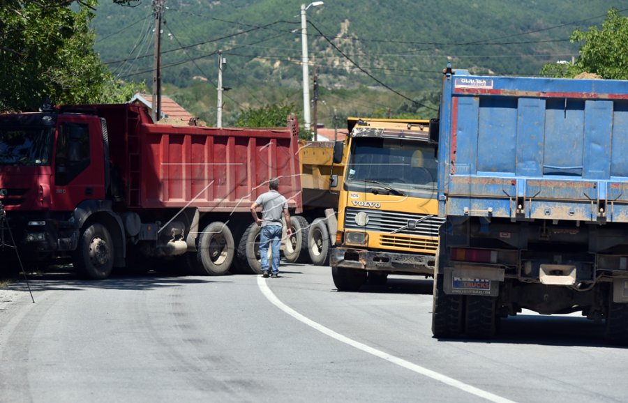 Kamionët e kujt u përdorën për barrikadat në veri të Kosovës?