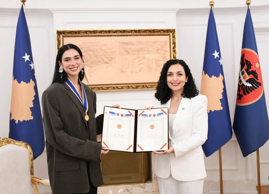 KMDLNJ: Dekorimi i Dua Lipës “Ambasadore Nderi” shkelje e Kushtetutës, dërgojeni në Gjykatë