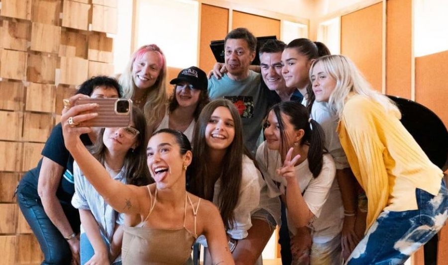 Dua Lipa viziton studion ku të rinjtë mësohen të krijojnë këngë: U mahnita nga talenti i tyre
