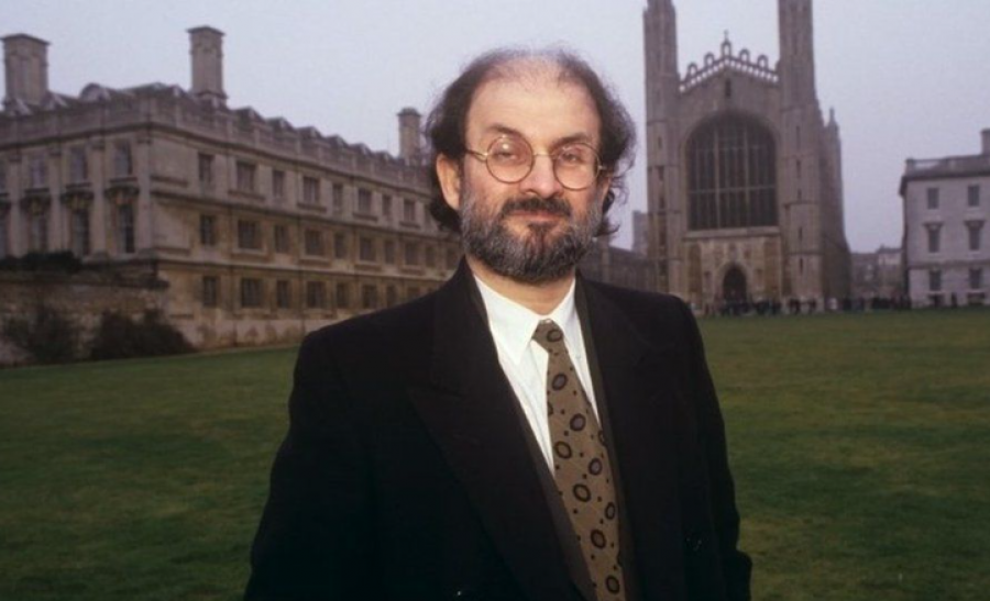 Kush është Salman Rushdie, shkrimtari që trazoi botën me “Vargjet Satanike”