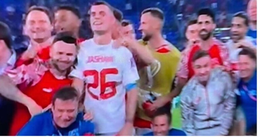 Granit Xhaka vishet me fanellën e Jasharit pas ndeshjes