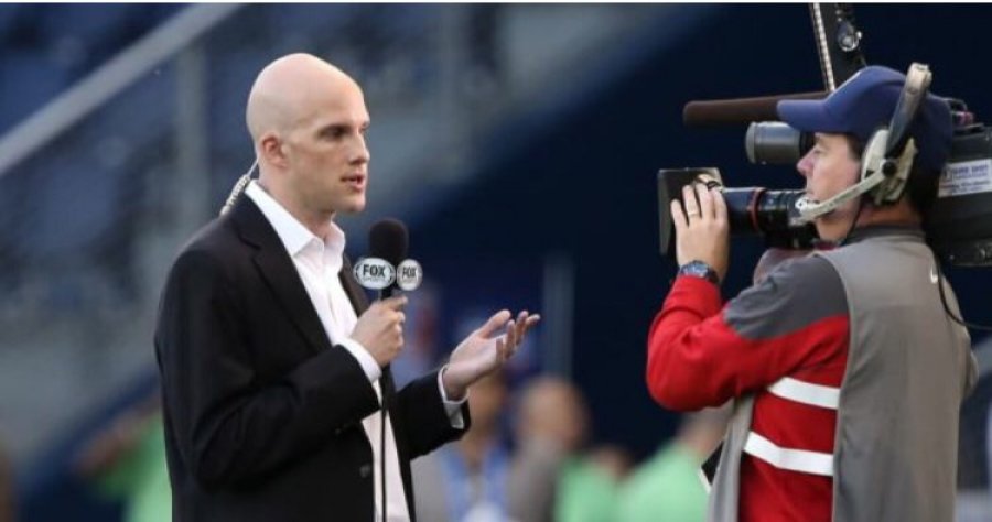 Vdes gazetari amerikan gjatë raportimit të ndeshjes Holandë – Argjentinë