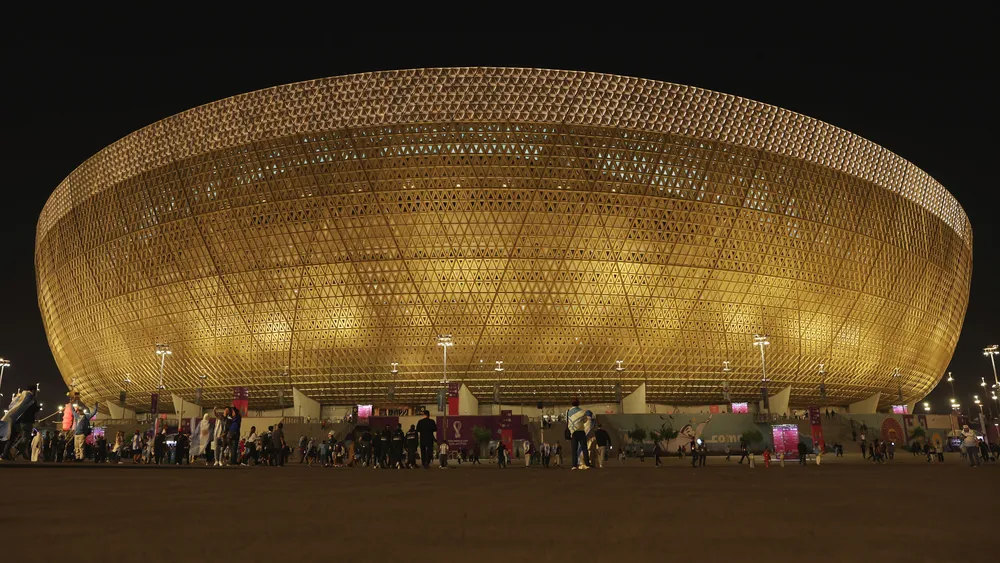 Vdes në moshë të re një roje sigurie së Kupës së Botës 2022, u rrëzua rëndë nga stadiumi