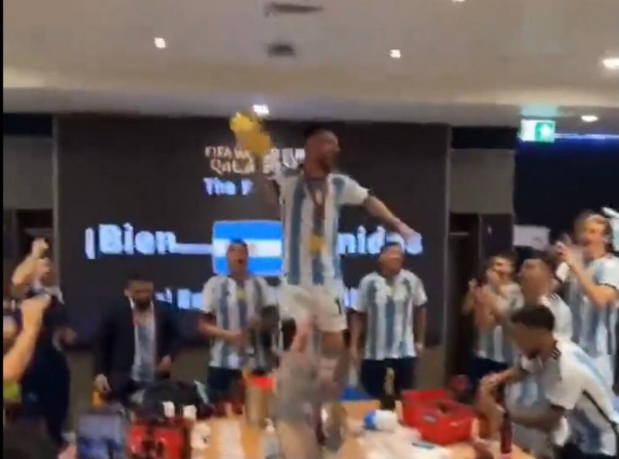 Festë e çmendur e Argjentinës në dhomën e zhveshjes, Messi kërcen në tavolinë me Kupën e Botës [VIDEO]