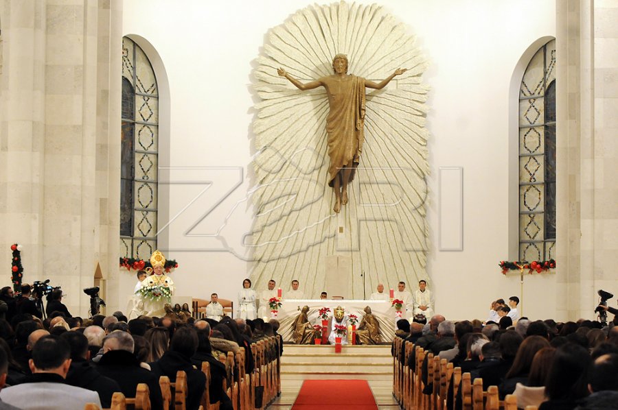 Osmani uron qytetarët me rastin e Krishtlindjes: Le të kujdesemi jo vetëm sot, por gjatë tërë vitit