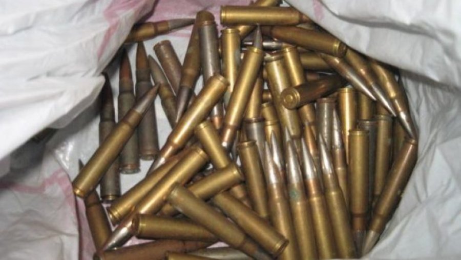Gjenden 374 fishekë në një stallë bagëtish në Zubin Potok