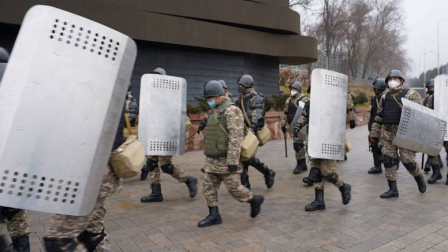 Presidenti kazak udhëron ushtrinë: Gjuani me armë pa paralajmërim mbi protestues