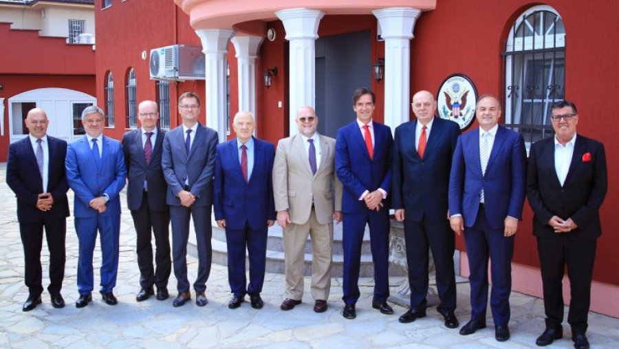 Ambasadori Hovenier mblodhi në drekë “Ekipin e Unitetit” të Kosovës