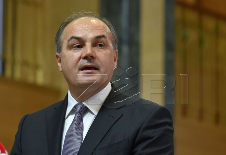 Hoxhaj: Nëse situata qenka kaq serioze, atëherë do të duhej të mblidhet Kuvendi dhe jo të shkojë kryeministri në Bruksel