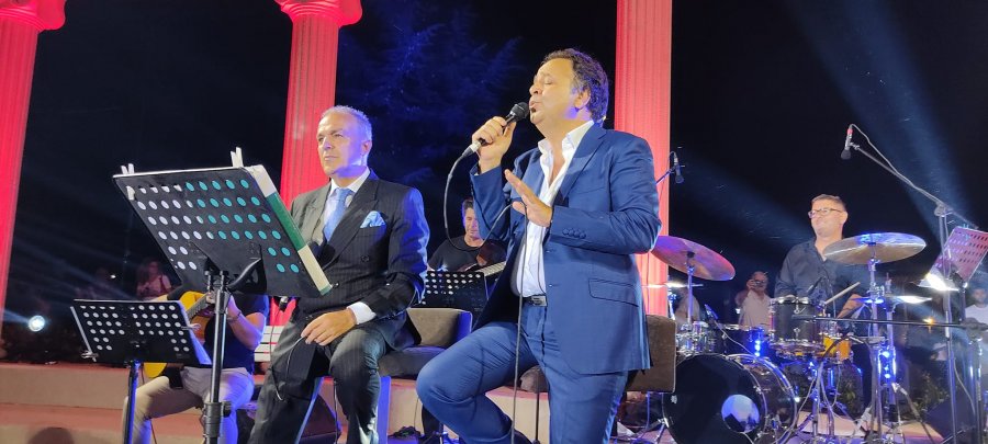 Kastriot Tusha dhe Ardian Trebicka sjellin magji tingujsh për turistët në Pogradec
