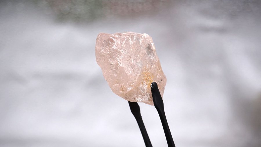 Diamanti rozë më i madhi në 300 vjet, u zbulua në Angola
