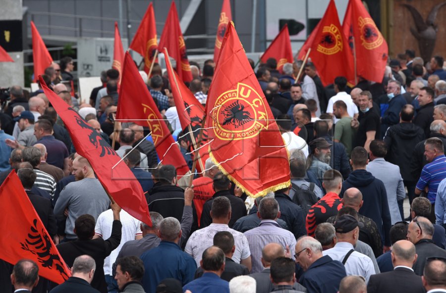 Qytetari që i vetëm po tenton të organizojë protestë gjithëpopullore në mbrojtje të figurave të UÇK-së