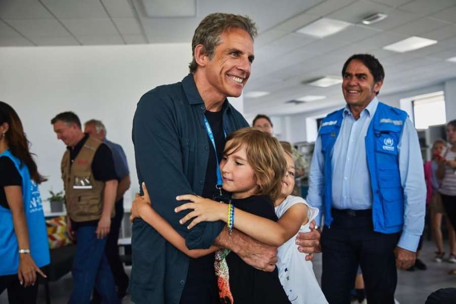 Aktori Ben Stiller viziton Ukrainën dhe refugjatët në Poloni