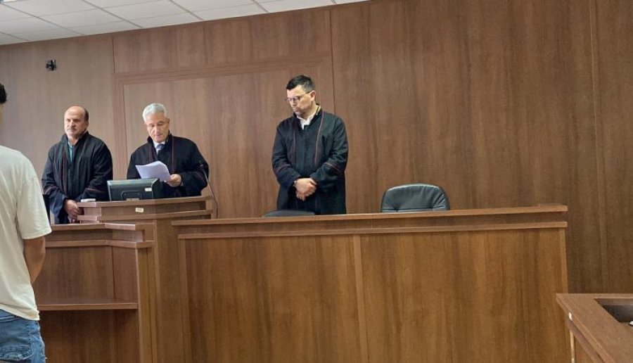 Nëntë vjet burg dhe 2400 euro gjobë dy të akuzuarve për vjedhje, mbajtje dhe tentim të shitjes së armëve