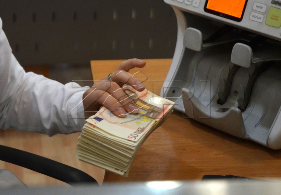 Rritja e normës së interesit rrezikon pagesën e kredive