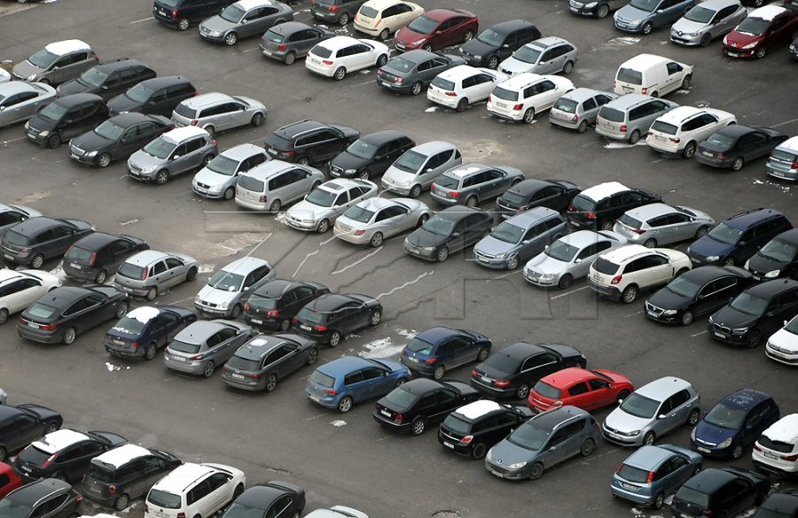 Në pikë të ditës ia vjedhin veturën në parking