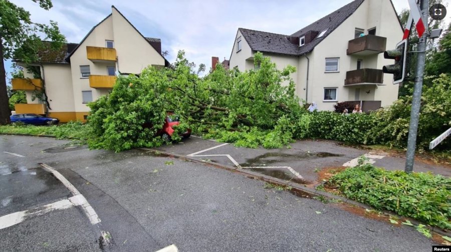 Mbi 40 të plagosur si pasojë e tornadove në Gjermani