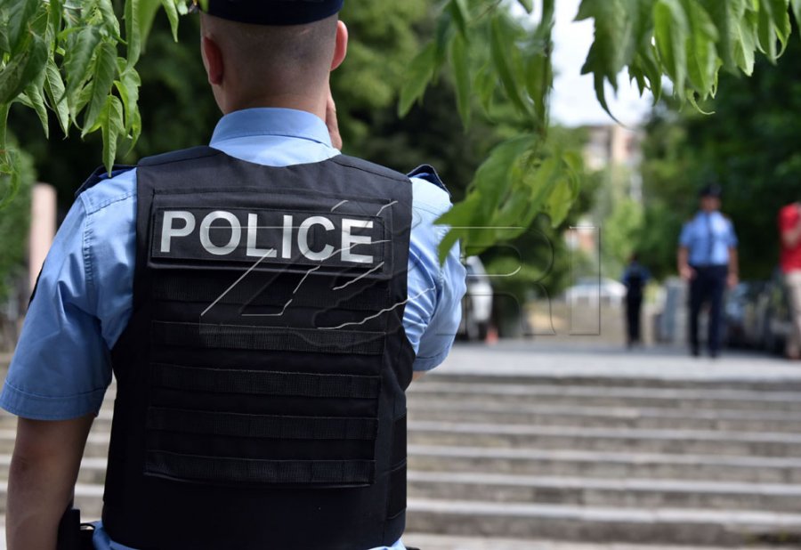 Një femër sulmon dy policë në Prishtinë