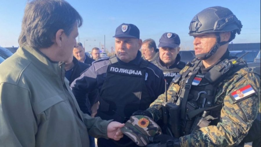 Serbia ndalon mbi 600 emigrantë, bën edhe propagandë me një kapelë ushtarake me stemën UÇK