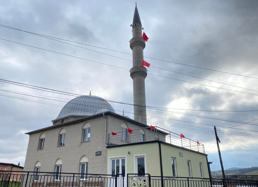 Imamit të Bellopojës i kërkohet heqja e flamujve nga xhamia, shqiponja aty po konsiderohet haram
