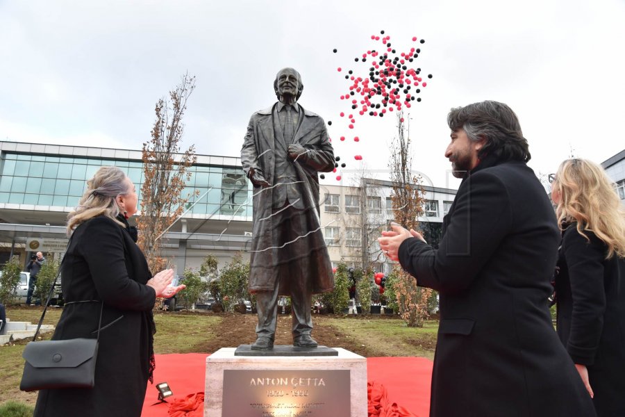 Përurohet shtatorja e profesor Anton Çettës [foto]